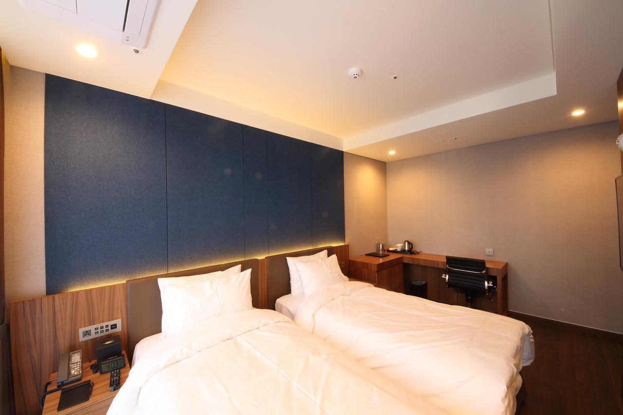 Benikea The H Hotel Hwaseong Exteriör bild